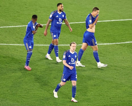 Leicester rebaixado à League One, dez anos após título da Premier League