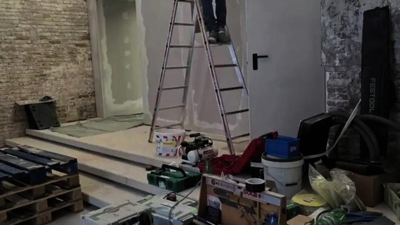 O artista israelense Belu-Simion Fainaru mostrou a montagem de sua instalação na Bienal de Veneza e pediu para ser julgado apenas por sua arte