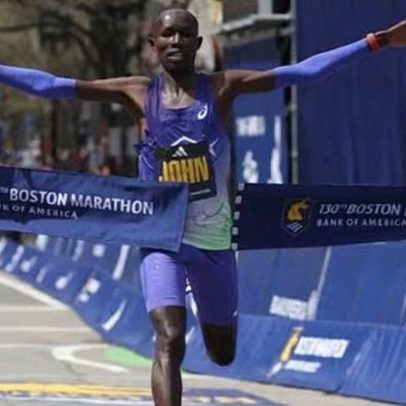 John Korir quebra recorde em Boston Marathon; quenianos mantêm títulos