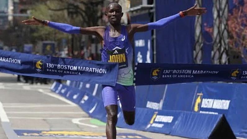 John Korir quebra recorde em Boston Marathon; quenianos mantêm títulos