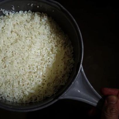 Cozinheiros e especialistas dizem que lavar o arroz melhora várias variedades
