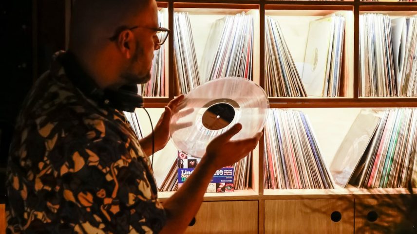 Listening bars de SP se inspiram no conceito japonês do jazz kissa. Na foto, o Kotchi, nos Jardins