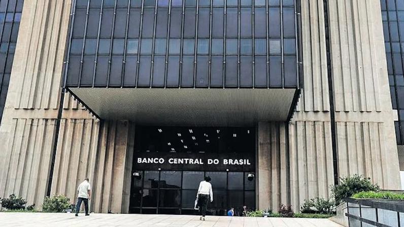 Análise | Por que cortar juros é uma tarefa difícil nos EUA e no Brasil
