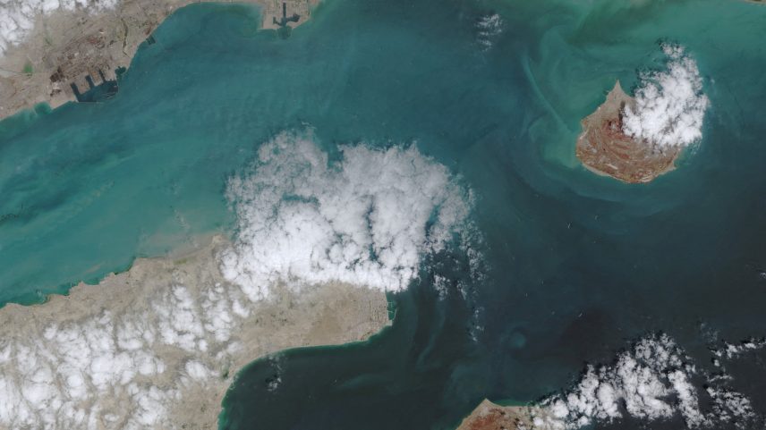 Imagem de satélite mostra movimento de navios no estreito de Ormuz