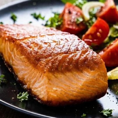 10 receitas com peixe ricas em proteína ajudam ganho de massa muscular