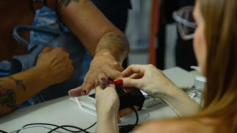A biometria é uma tecnologia que identifica pessoas por meio de impressões digitais