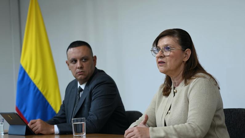 Agueda Plata, delegada do governo colombiano, ao lado de Ricardo Gorlado, advogado do Exército Gaitanista da Colômbia (EGC)