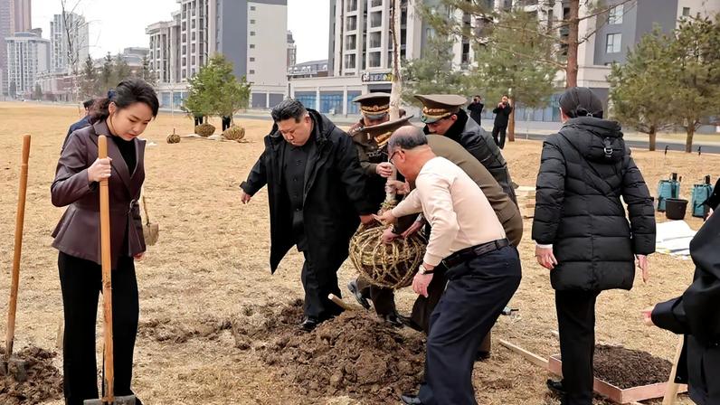 Roupa de grife em evento com Kim Jong-un expõe crimes da elite norte-coreana