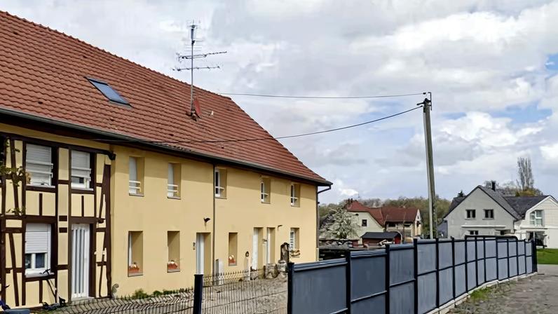 Vizinhos ouviram 'sons de uma criança' vindos de uma van na vila de Hagenbach