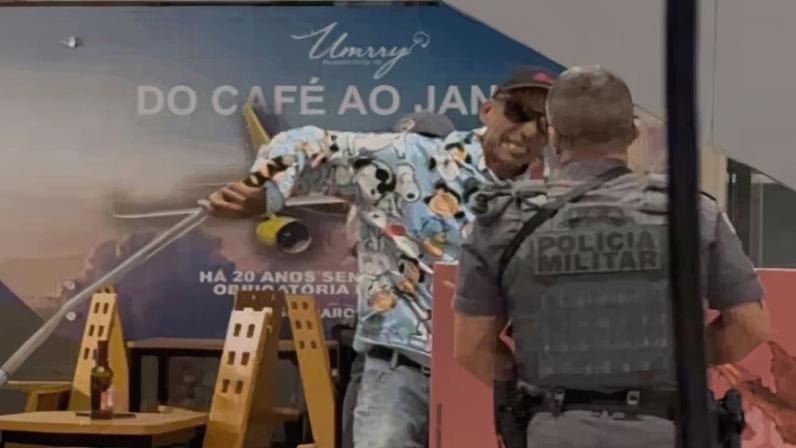 Homem que portava espada foi imobilizado e preso pela PM no Aeroporto de Viracopos, em Campinas, interior de São Paulo.