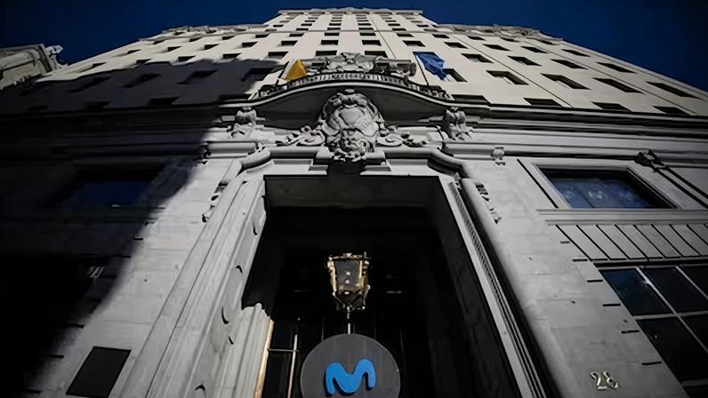 Fachada del edificio de Telefónica en la Gran Vía de Madrid.