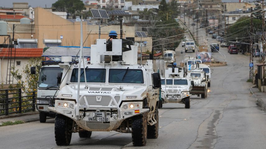 Veículos da Unifil em estrada de Qlayaa, sul do Líbano