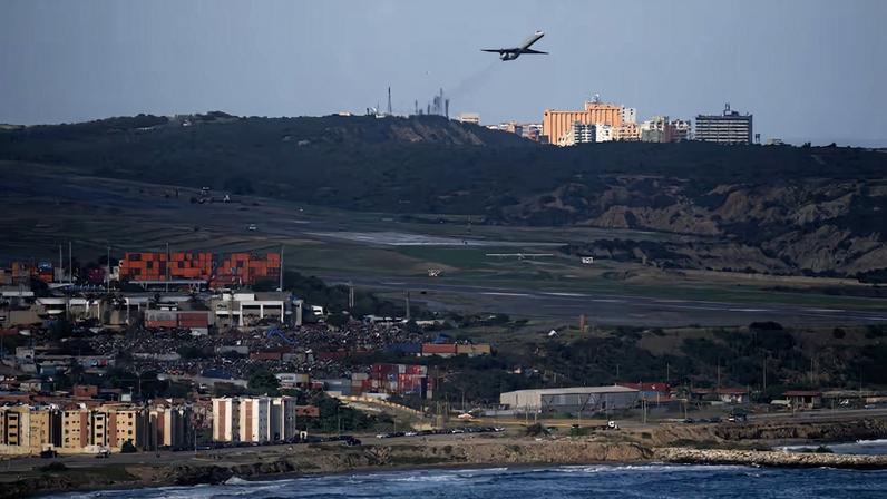 Um avião decola do Aeroporto Internacional Simón Bolívar, em Maiquetía, Venezuela, em 30 de novembro de 2025 (Foto: Bloomberg)