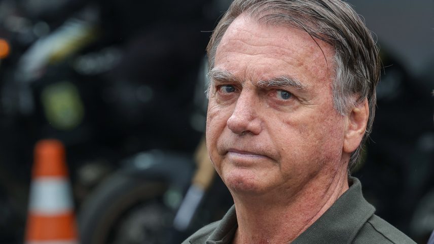 Jair Bolsonaro cumpre prisão domiciliar humanitária por liderar uma tentativa de golpe de Estado