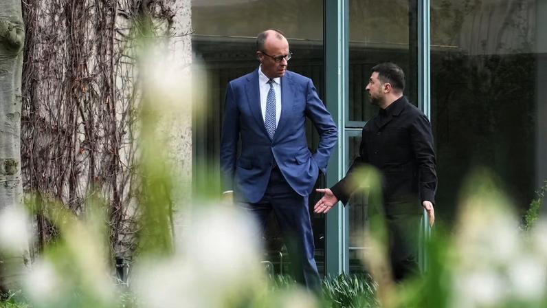 Zelenski e o chanceler alemão Friedrich Merz; Ucrânia espera destravar empréstimo de 90 bilhões de euros da União Europeia