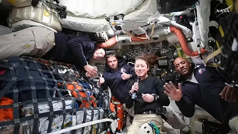 Tripulação da Artemis II responde à imprensa durante a primeira transmissão da missão (Imagem: NASA)