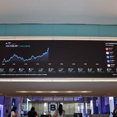 Ibovespa sobe 1% com decisões de juros; dólar cai para R$ 4,98