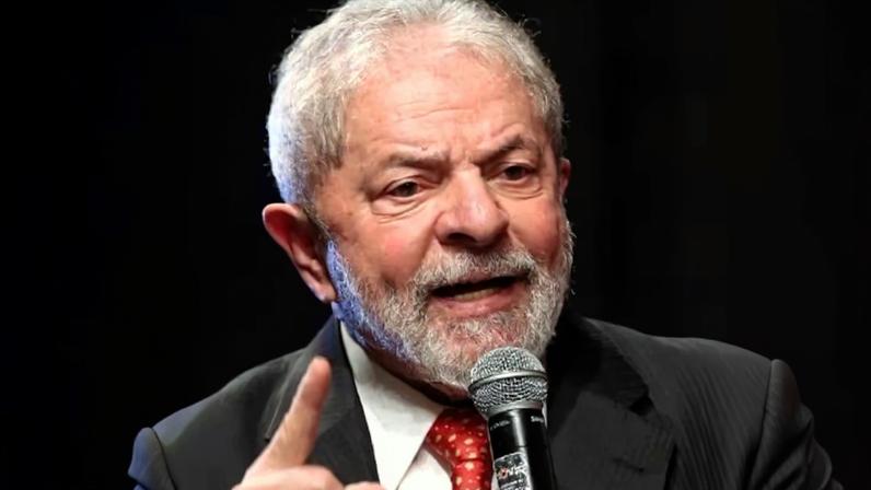 O PT de Lula e o PSDB de Aécio Neves, adversários históricos, podem andar juntos em Minas Gerais