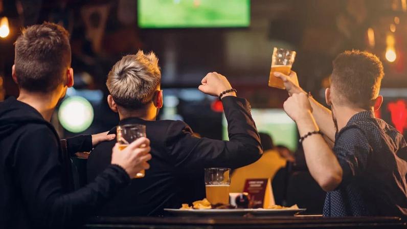 Servir amendoins no bar: há um motivo específico