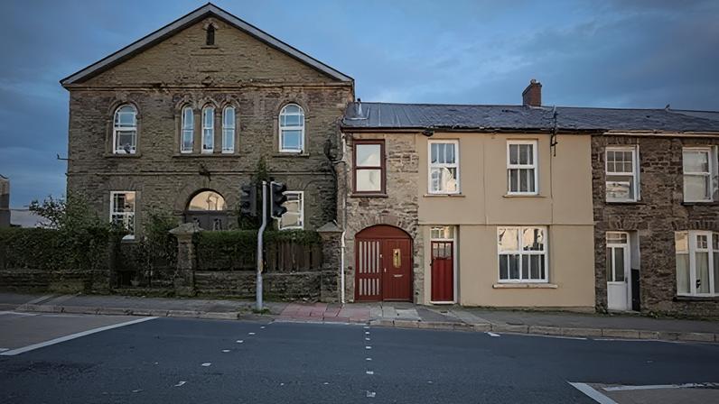 Casa superestreita no País de Gales é vendida por apenas £45.000