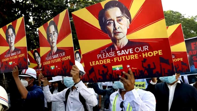 Manifestantes protestam contra prisão de Aung San Suu Kyi em 2021