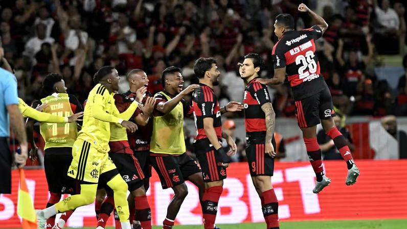 Pedro comemora com os jogadores | Fluminense x Flamengo — Foto: André Durão