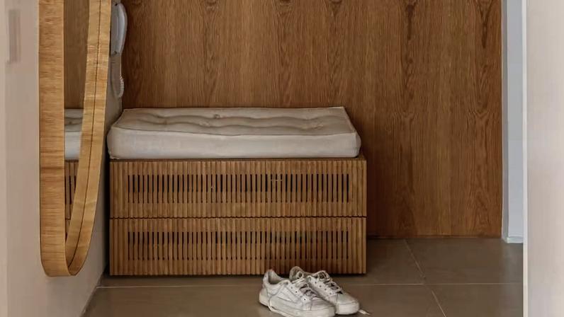 O hall de entrada com sapateira é uma solução prática e estética que ajuda a manter a casa limpa, organiza os calçados logo na chegada e pode se tornar um elemento de destaque na decoração