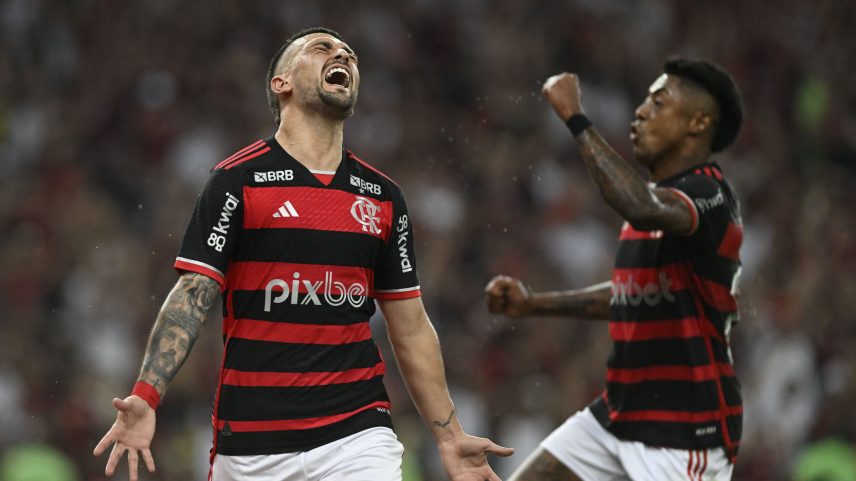 Arrascaeta e Bruno Henrique comemoram gol em Flamengo x Bahia — Foto: André Durão / ge
