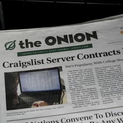 The Onion planeja alugar Infowars de Alex Jones após bloqueio judicial da compra