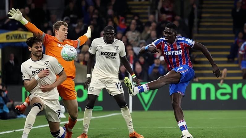 West Ham empata com Crystal Palace, relega Wolves e amplia vantagem sobre Spurs