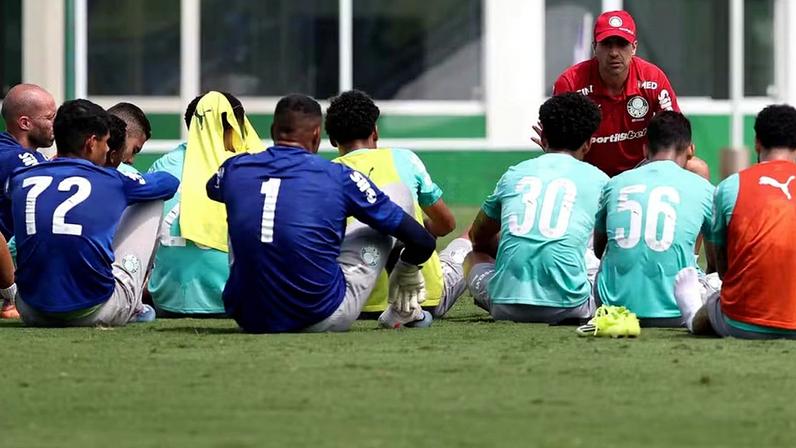 Abel Ferreira conversa com jogadores do Palmeiras em treino — Foto: Cesar Greco / Palmeiras