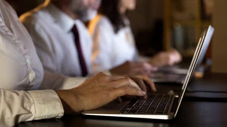 Dia do Trabalho: 10 hábitos digitais que podem gerar demissão por justa causa — Foto: Reprodução/Freepik
