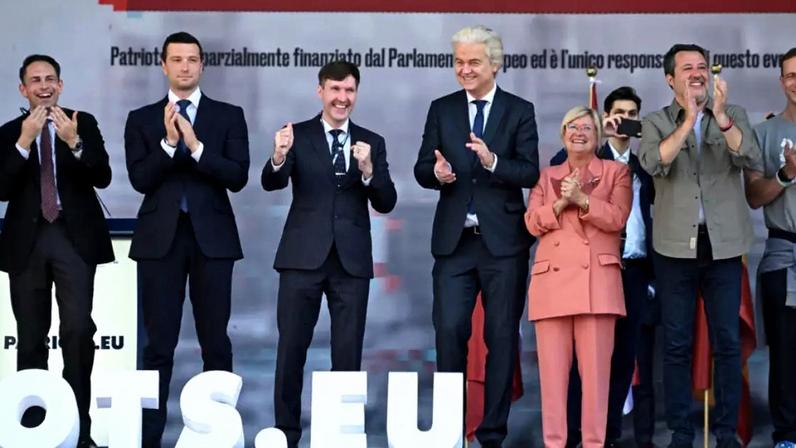 Matteo Salvini (segundo à direita) e outros líderes da extrema direita europeia juntos final do evento organizado pelo grupo “Patriotas pela Europa”, em Milão, em 18 de abril de 2026.