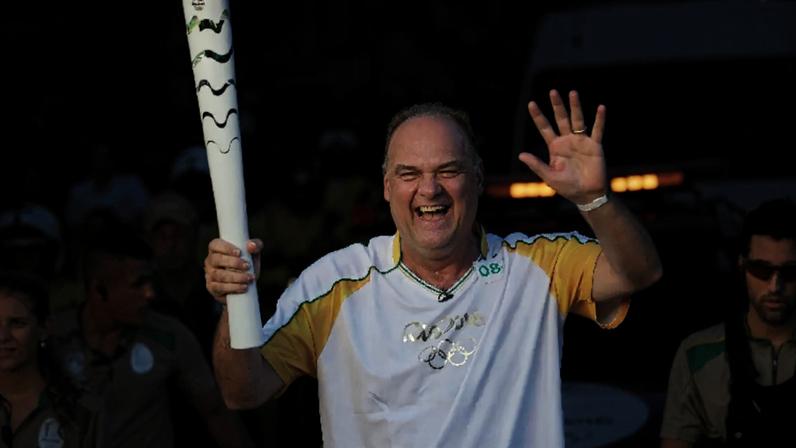 Oscar Schmidt participa do revezamento da tocha olímpico dos Jogos Rio 2016 em Natal 4 de junho de 2016 Marcos de Paula/Cortesia da Rio2016/Divulgação via Reuters