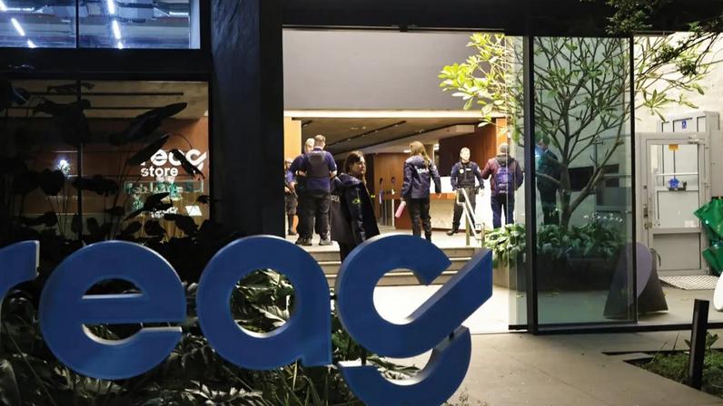 Agentes em prédio ocupado pela Reag na Avenida Faria Lima