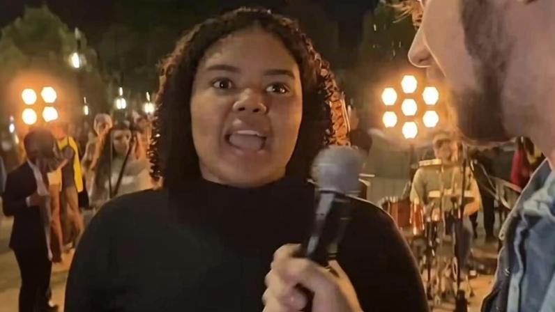 Jovens são curados em culto na Praça da Sé após orações