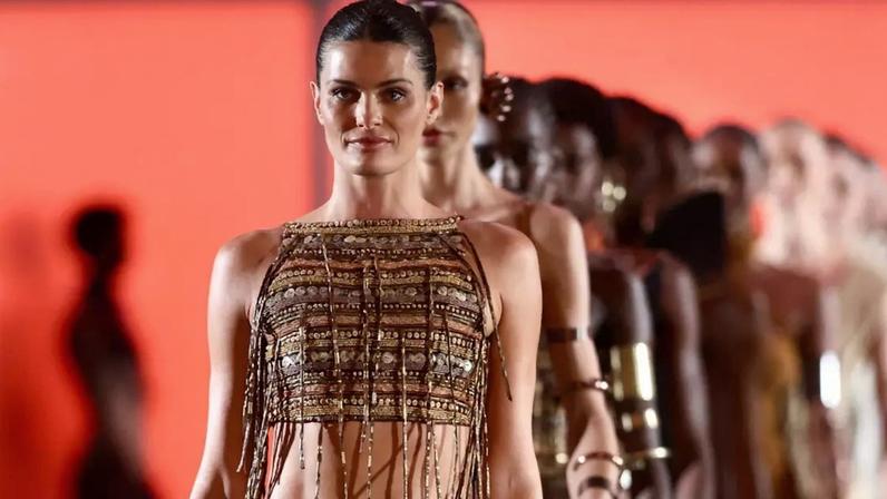 Lenny Niemeyer celebra 35 anos da marca com Isabeli Fontana no Rio Fashion Week