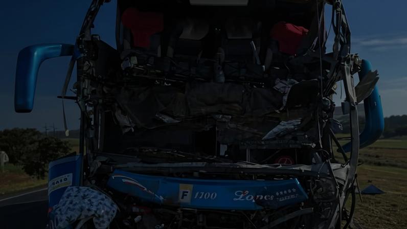 O ônibus após o acidente. (Foto: Reprodução/TV Integração/g1)