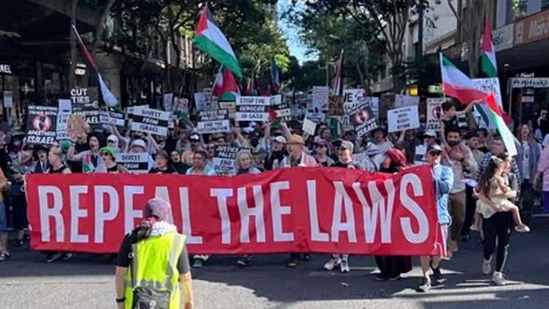 Mais de 20 presos em protestos contra leis do rio ao mar em Queensland