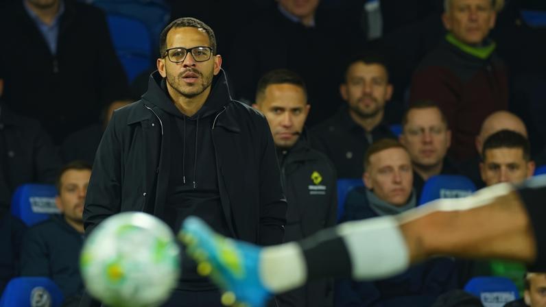 Liam Rosenior enfrenta críticas por versão do Chelsea criada pelo ChatGPT da BlueCo