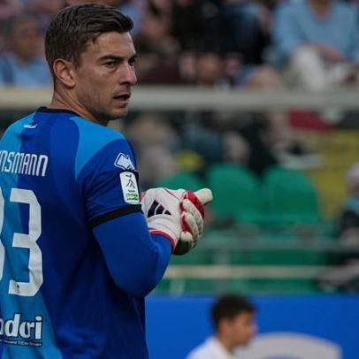 Goleiro americano Jonathan Klinsmann quebra o pescoço durante jogo pelo Cesena
