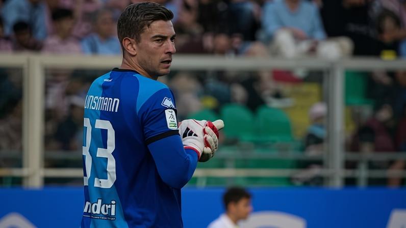 Goleiro americano Jonathan Klinsmann quebra o pescoço durante jogo pelo Cesena