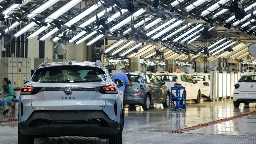 Modelo Tera da Volkswagen em linha de produção da montadora alemã no Brasil
