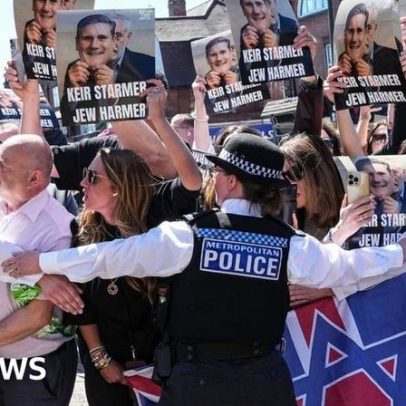 Manifestantes vaiaram Starmer ao chegar a Golders Green