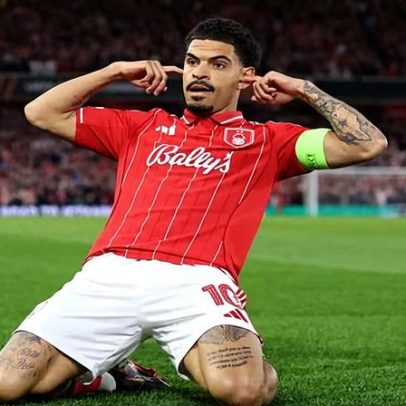 Gol rápido de Gibbs-White decide vitória do Forest contra Porto com 10 jogadores