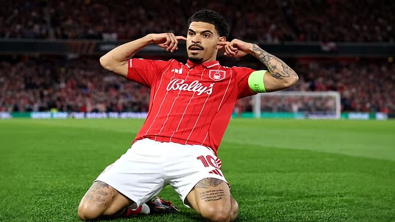 Gol rápido de Gibbs-White decide vitória do Forest contra Porto com 10 jogadores