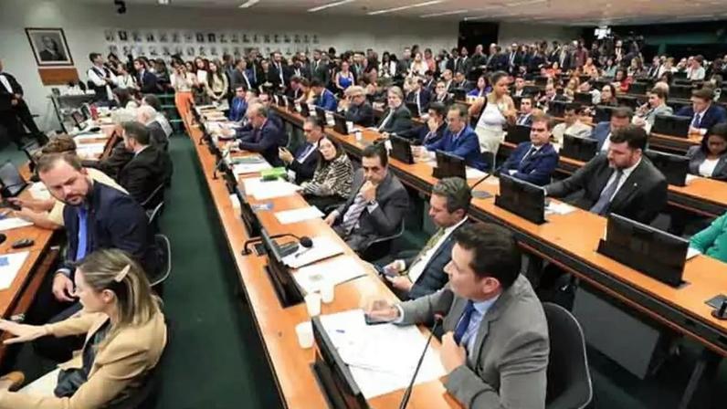 Fim da escala 6x1 avança na Câmara; propostas e próximos passos