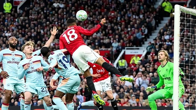 Manchester United vence Brentford e aproxima-se da volta à Liga dos Campeões