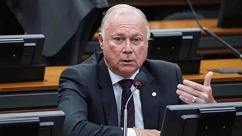 O deputado Paulo Azi (União-BA), relator da PEC da Escala 6x1 na CCJ da Câmara