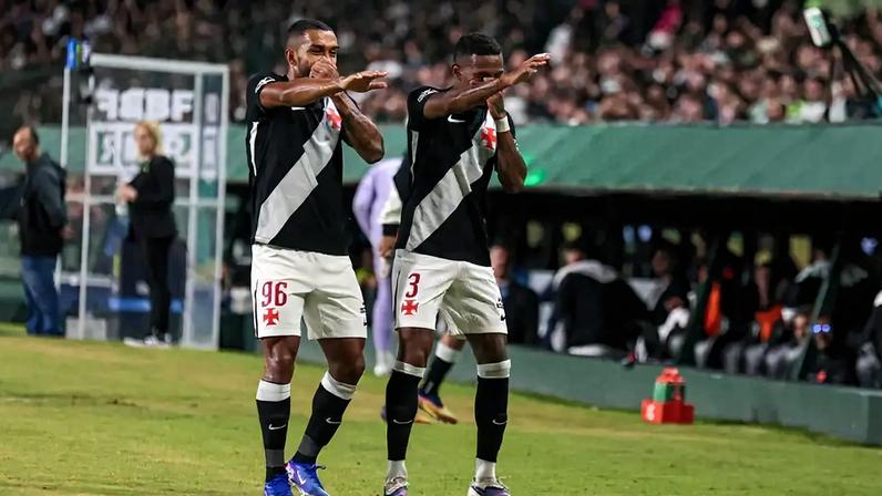 Paulo Henrique e Tchê Tchê comemoram gol do Vasco (Foto: Geraldo Bubniak/AGB/Folhapress)